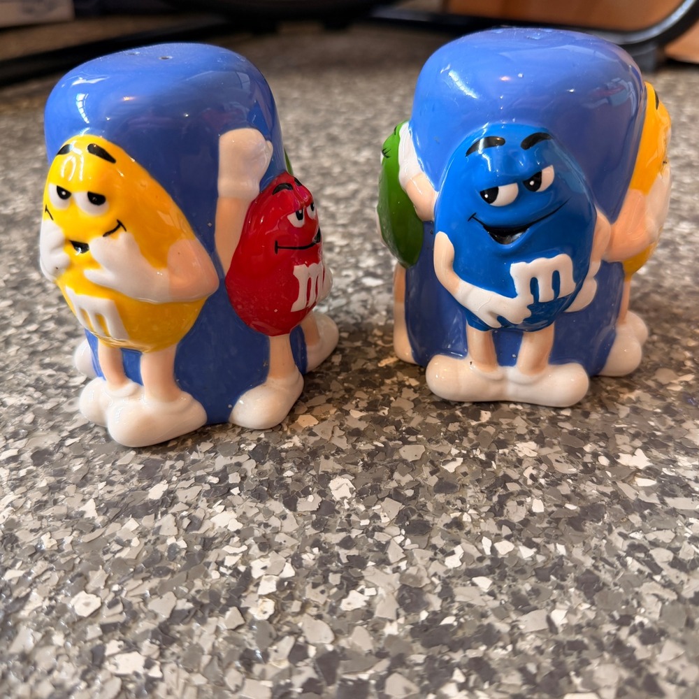 M&M's Mars Ceramic Salt and Pepper Shaker Set Blue Red Yellow Green Characters